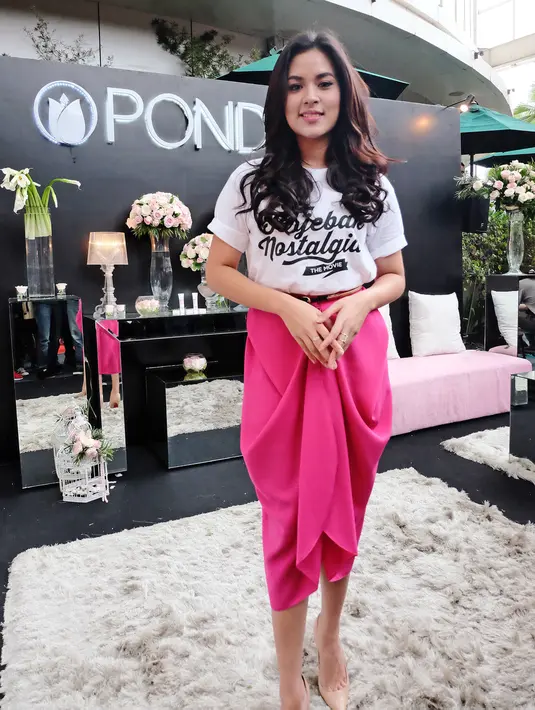 "Alhamdulillah sih aku bekerja dengan orang- orang terbaik. Nanya apa aja pasti dijawab dengan jelas, kebingungan jadi teratasi," ujar Raisa usai press screening di Jakarta Selatan, Selasa (2/2/2016). (Dezmond Manullang/Bintang.com)