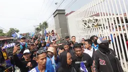 Ribuan bobotoh memadati sepanjang jalan rumah Manajer Persib Bandung sekaligus Komisaris PT Persib Bandung Bermartabat (PBB), Umuh Muchtar di Tanjungsari, Sumedang, Sabtu (2/6/2024). (Bola.com/M Iqbal Ichsan)