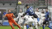 Lautaro Martinez menyundul bola pada pertandingan Liga Italia antara Inter Milan dan Spezia, di Stadion San Siro di Milan, Italia, Minggu, 20 Desember 2020. (Foto AP / Luca Bruno)