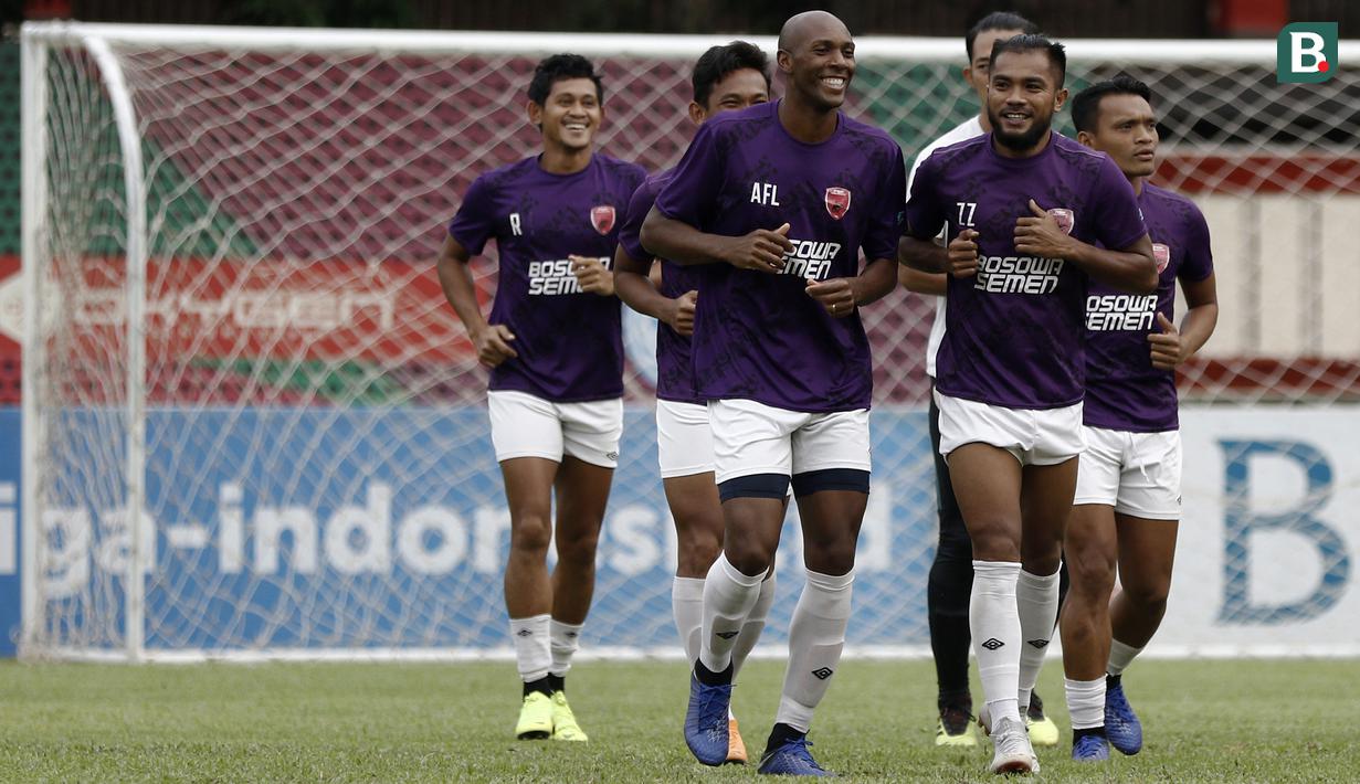 Pemain PSM Makassar, Alesandro Ferreira, tertawa bersama Zulham Zamrun saat latihan di Stadion PTIK, Jakarta, Minggu (2/12). Latihan ini persiapan jelang laga Liga 1 melawan Bhayangkara FC. (Bola.com/Yoppy Renato)
