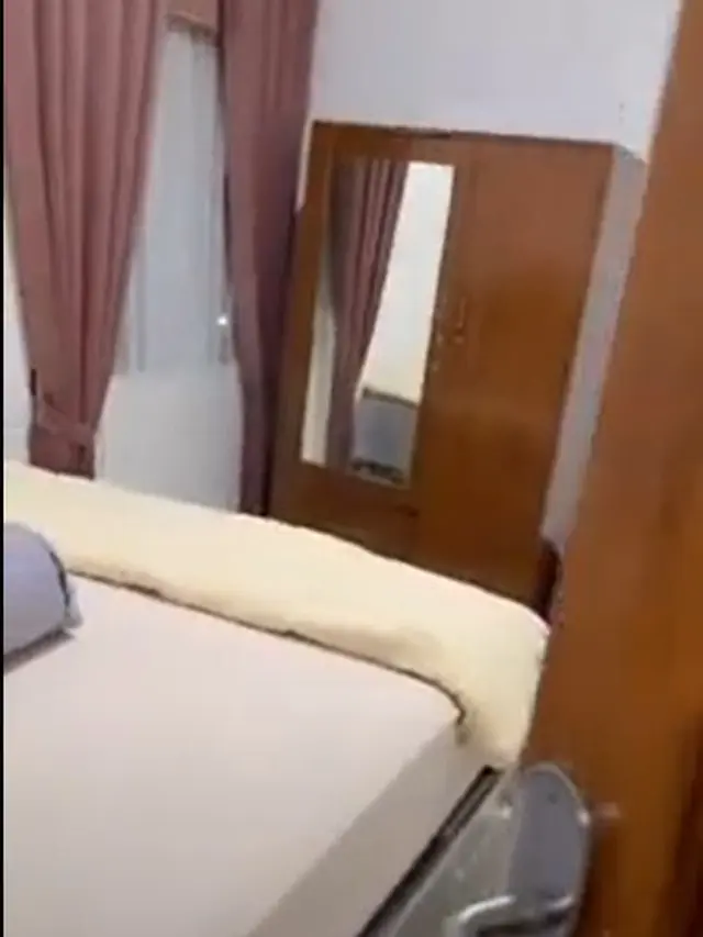 Potret Rizki DA menunjukkan salah satu kamar di vila (Sumber: Instagram/da2_rizki123)