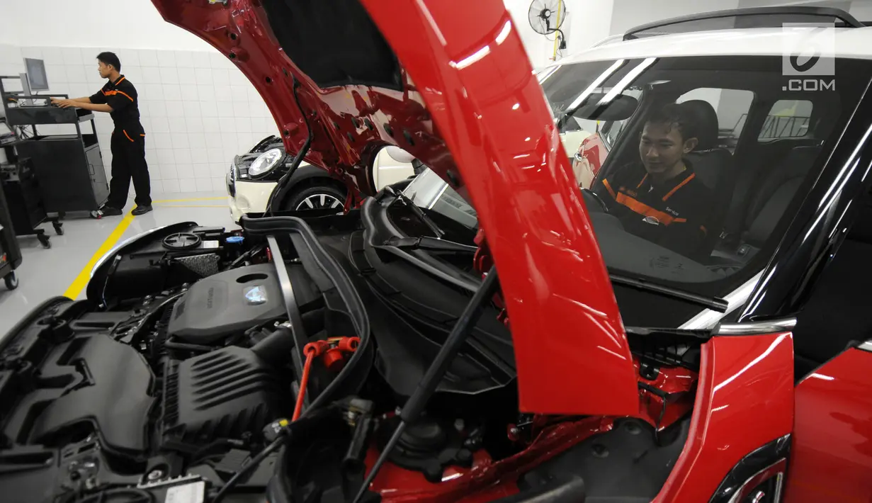 Teknisi sedang mengecek mobil Mini Cooper saat Grand Opening Plaza Mini, Summarecon, Tangerang, Banten, Jumat (4/5). Pembukaan dealer Mini Cooper Plaza Auto ini pertama di Provinsi Banten. (Merdeka.com/Dwi Narwoko)