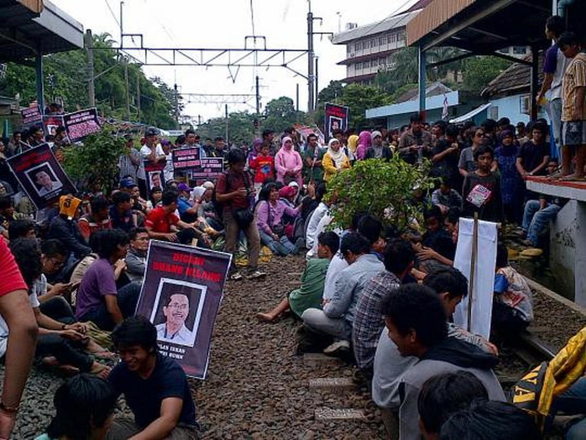 Ratusan pedagang dan mahasiswa blokir jalur KRL di Depok