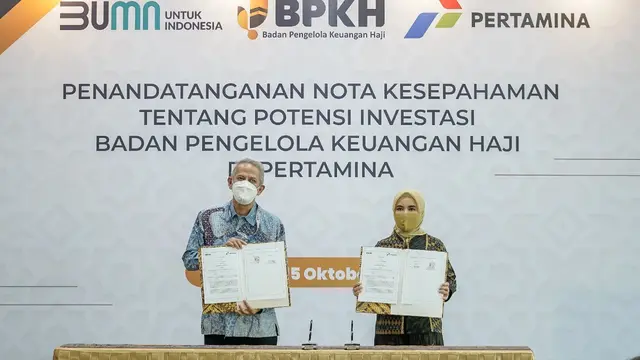 Prosesi penandatanganan potensi investasi oleh Kepala Badan Pelaksana BPKH, Anggito Abimanyu bersama Direktur Utama Pertamina, Nicke Widyawati.