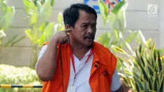 Bupati Labuhanbatu nonaktif Pangonal Harahap memakai rompi tahanan tiba di gedung KPK, Jakarta, Senin (10/9). Pangonal Harahap diperiksa terkait dugaan suap proyek di lingkungan pemda Labuhanbatu, Sumut. (Merdeka.com/Dwi Narwoko)