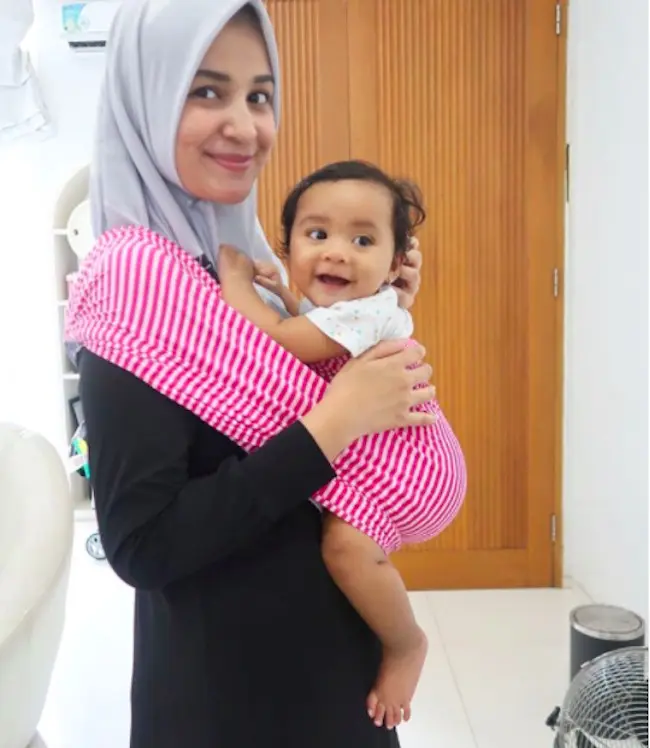 Gaya hijab Shireen Sungkar yang wajib ditiru, khususnya mama muda yang berhijab. (shireensungkar/instagram)
