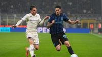 Nicolo Fagioli (kiri) mencoba merebut bola dari Alessandro Bastoni (kanan) dalam laga Inter Milan vs Fiorentina Kamis (30/10/2025) (AP Photo/Antonio Calanni)