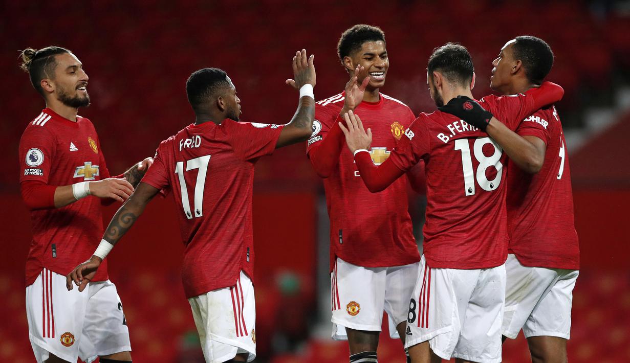 MANCHESTER UNITED BELUM KALAH DI LIMA LAGA: Pemain Machester United merayakan gol yang dicetak Bruno Fernandes ke gawang Leeds United (20/12/2020). Manchester United terus tampil impresif dan belum kalah di lima laga terakhirnya. (AFP/Clive Brunskill/pool)