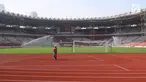 Pekerja berada di area proyek renovasi Stadion Utama Gelora Bung Karno, Jakarta, Kamis (23/11). Kementerian PUPR menargetkan seluruh venue olahraga untuk Asian Games XVIII selesai akhir Desember 2017. (Liputan6.com/Angga Yuniar)