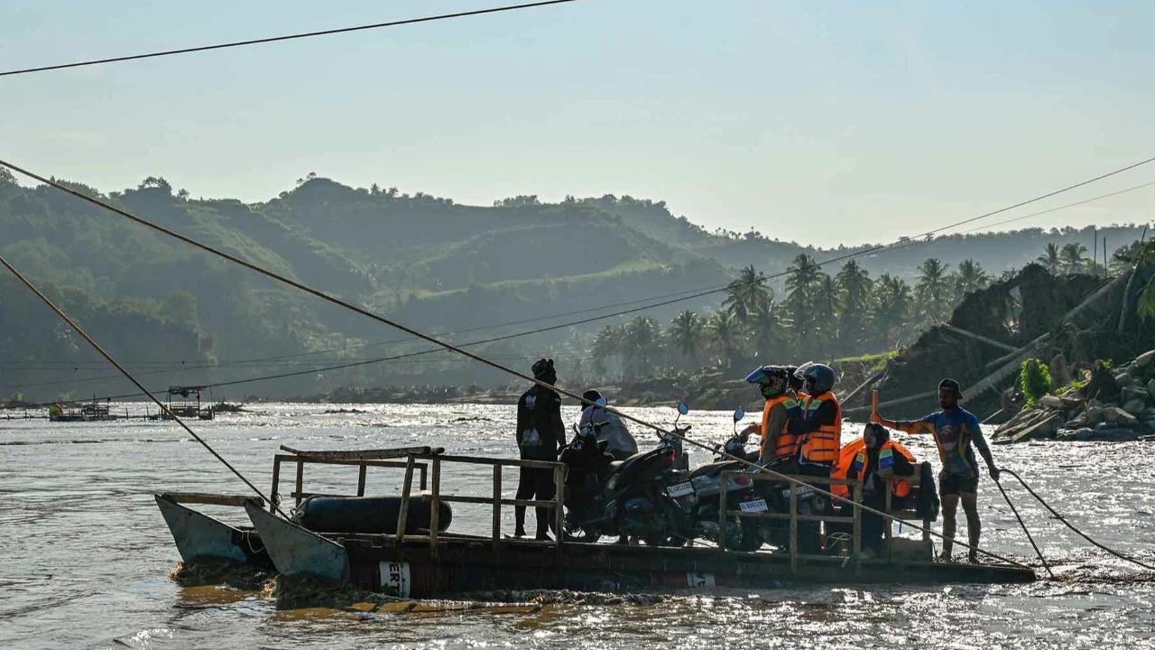 FOTO: Rakit Mandiri Jadi Akses Warga Pasca Putusnya Jembatan Ulee Jalan di Bireuen Aceh