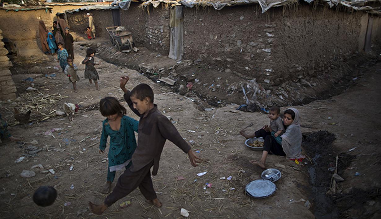Bocah pengunsi Afghanistan bermain sepak bola di Pakistan. (AP Photo/Muhammed Muheisen)