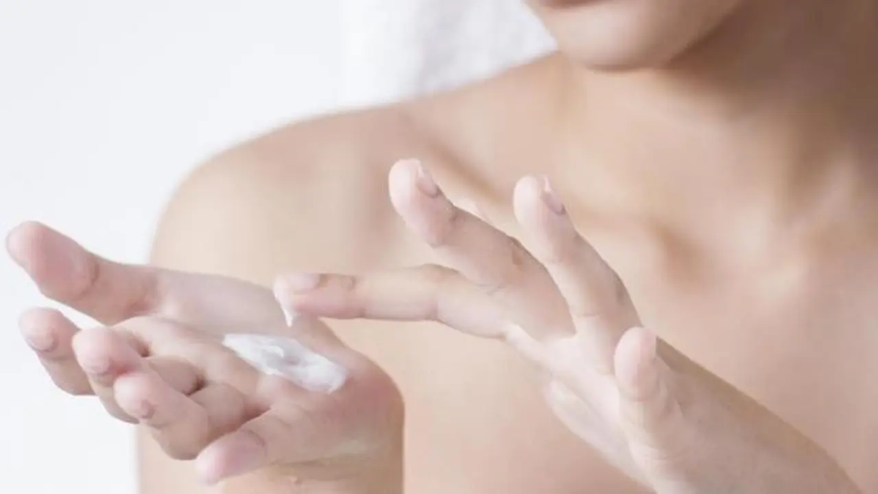 Ilustrasi memakai body cream