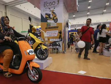 Pengunjung menjajal motor listrik Easy Go (ECGO) Bike II di pameran GIIAS 2019, ICE BSD Tangerang, Sabtu (27/7/2019). Motor ramah lingkungan dengan kecepatan 70 km/jam berhasil meraup total pemesanan sebanyak 1.120 unit. (Liputan6.com/Fery Pradolo)