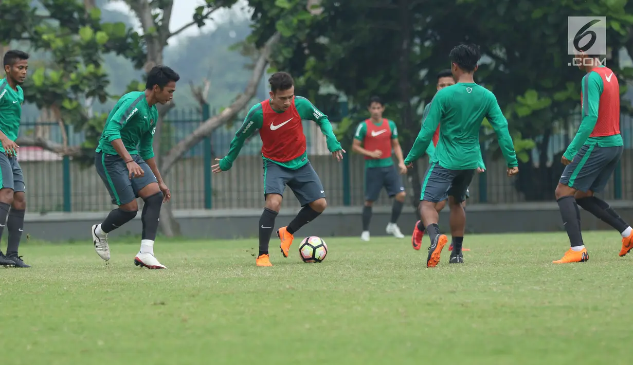 Pesepakbola, Egy Maulana Vikri (tengah) saat mengikuti latihan bersama Timnas Indonesia U-23 di Lapangan A Senayan, Jakarta, Sabtu (17/3). Latihan ini persiapan uji tanding melawan Singapura pada 21 Maret mendatang. (Liputan6.com/Helmi Fithriansyah)