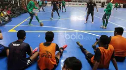 Para pemain cadangan Blacksteel Manokwari tengah serius menyaksikan laga Timnas Futsal Indonesia vs Blacksteel Manokwari pada laga uji coba jelang AFF Championship 2017 Thailand di Tifosi Sport Center, Selasa (16/1/2016). (Bola.com/Nicklas Hanoatubun)