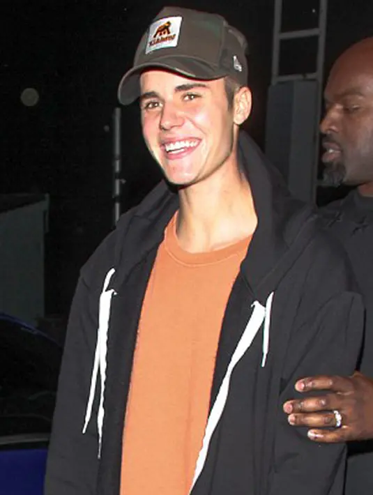 Justin Bieber usai menghadiri acara The Nice Guy di Los Angeles pada Jumat malam, Kabarnya saat itu ia datang dengan Kourtney Kardashian. (Dailymail.co.uk)
