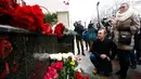 Tumpukan bunga diletakkan sejumlah warga sebagai ungkapan belasungkawa atas jatuhnya pesawat militer Rusia Tupolev Tu-154 di Laut Hitam, Rusia, Minggu (25/12). (REUTERS / Sergei Karpukhin)