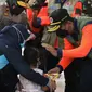 Di pos pengungsian warga Flamboyan Bawah di Gor Sanaman Mantikei, Kalimantan Tengah, Kepala BNPB Suharyanto sempat menghibur anak-anak pengungsian dan memberikan hadiah kepada mereka dalam program trauma healing pada Minggu (21/11/2021). (Dok BNPB)