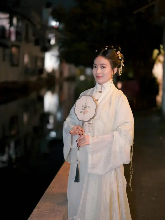 Drama kolosal China sampai saat ini masih populer. Menyuguhkan penampilan menawan dengan gaya era kerajaan, banyak genre dari drama ini mengadopsi cerita asmara hingga aksi laga para pendekar. Kalau Wilo, kira-kira cocok jadi seorang putri atau pendekar ya? (Liputan6.com/IG/@natashawilona12)