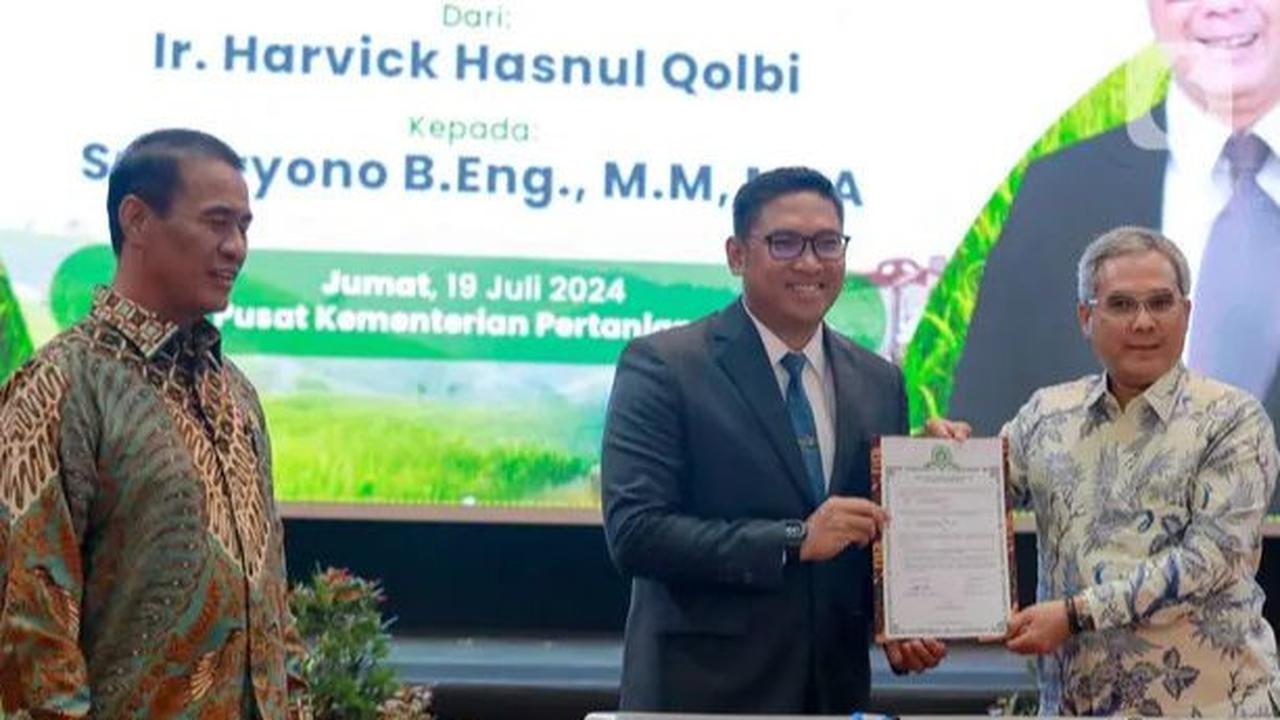 Wakil Menteri Pertanian (Wamentan) baru, Sudaryono menerima menerima berita acara serah terima jabatan dari Wamentan sebelumnya, Harvick Hasnul Qolbi disaksikan Menteri Pertanian (Mentan) Andi Amran Sulaiman di Gedung A Kementerian Pertanian, Jakarta, Jum