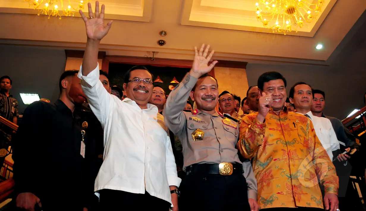 Jaksa Agung HM Prasetyo, Kapolri Jenderal Pol Badrodin Haiti dan Menkopolhukam Tedjo Edhy Purdijatno usai menggelar konferensi pers membahas pelanggaran HAM berat masa lalu di Kejaksaan Agung, Jakarta, Selasa (21/4/2015). (Liputan6.com/Yoppy Renato)