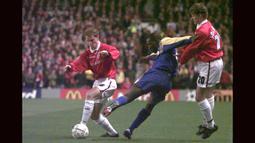 Gelandang Manchester United, Nicky Butt (kiri) berebut bola dengan bek AS Monaco, Djibril Diawara pada laga leg kedua perempatfinal Liga Champions 1997/1998 di Old Trafford Stadium, Manchester (18/3/1998). Setelah tak bertuan pada 1995/1996 selepas kepergian Paul Ince, Nicky Butt mewarisi jersey bernomor punggung 8 pada 1996/1997 hingga 2003/2004. Pada awal musim 2004/2005 Nicky Butt hijrah ke Newcastle United. (AFP/Gerry Penny)