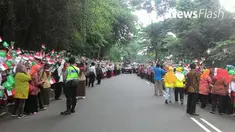 Ribuan warga Bogor mulai memadati jalanan sekitar Istana Bogor. Mereka bersiap menyambut kedatangan Raja Salman. Mereka yang tumpah ruah di jalan adalah siswa dan masyarakat Bogor.