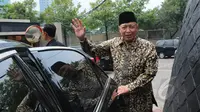 Mantan Wapres Hamzah Haz melambaikan tangan saat akan meninggalkan Gedung KPK, Jakarta, Kamis (2/4/2015). Mantan Ketum PPP itu menjenguk mantan Bupati Bangkalan Fuad Amin Imron di rutan KPK. (Liputan6.com/Herman Zakharia)