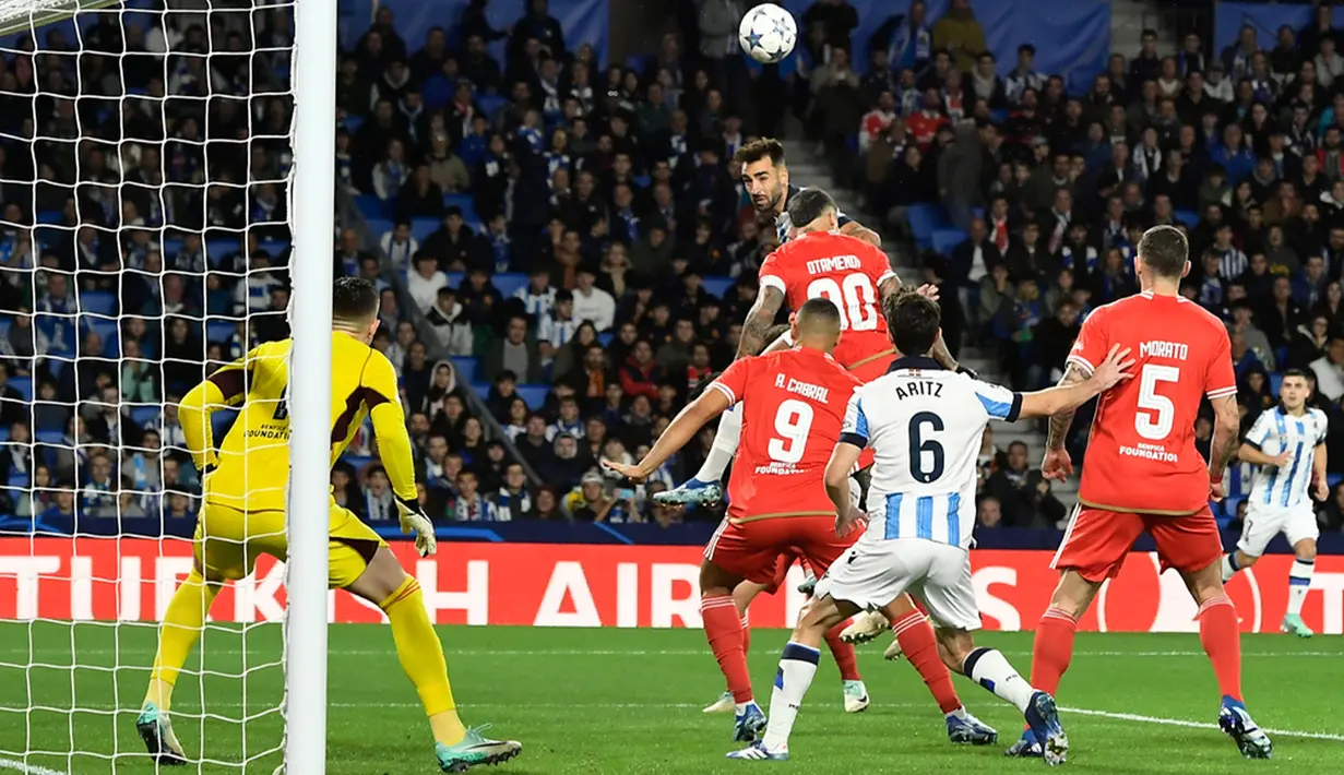Tiga gol Real Sociedad dicetak pada babak pertama, masing-masing oleh Mikel Merino menit ke-6, Mikel Oyarzabal menit-11, dan Barrenetxea menit ke-21. (AP Photo/Alvaro Barrientos)