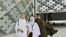 Awkarin tampil manis mengenakan gamis dan hijab cadar bernuansa kehijauan, bersama kedua orang tuanya yang mengenakan outfit Umroh serba putih. [Foto: Instagram/narinkovilda]