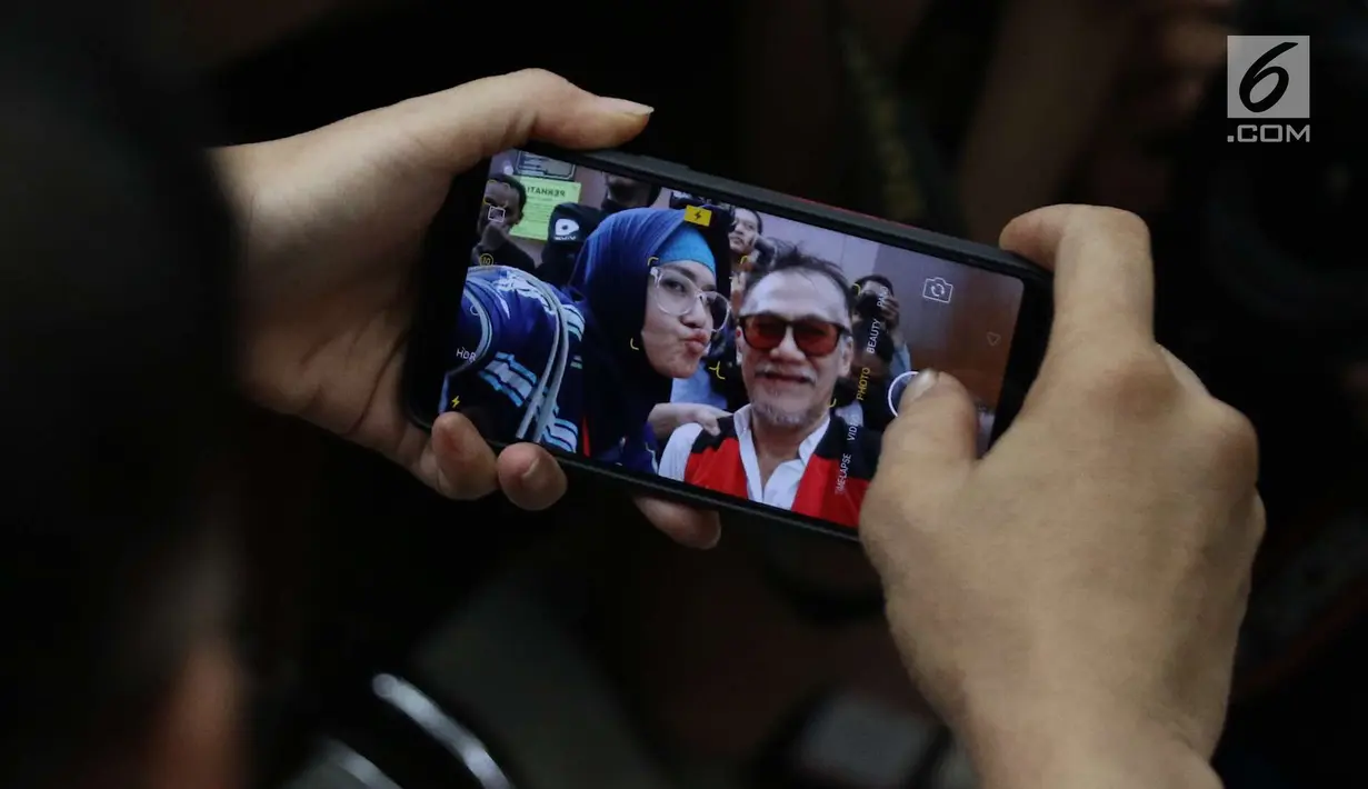 Tio Pakusadewo foto bersama usai menjalani sidang putusan di PN Jakarta Selatan, Selasa (24/7). Majelis hakim memvonis Tio Pakusadewo dengan hukuman sembilan bulan masa tahanan dan enam bulan rehabilitasi. (Liputan6.com/Immanuel Antonius)