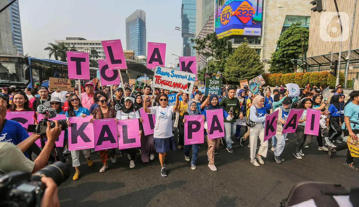 Plastik sekali pakai yang kemudian dibuang ke laut disebut berpotensi merusak wisata bahari Indonesia. (Liputan6.com/Faizal Fanani)
