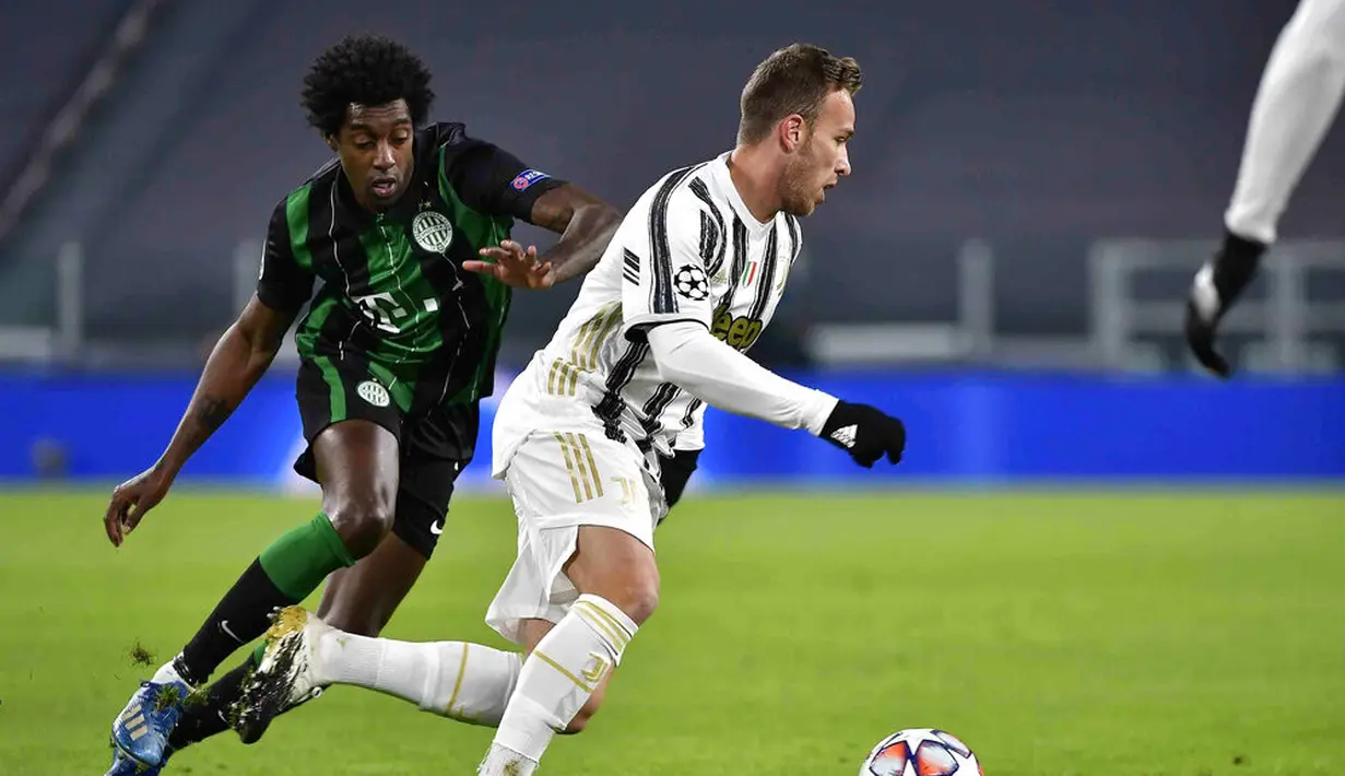 Pemain Juventus Arthur (kiri) mencoba melewati pemain Ferencvaros Somalia pada pertandingan Grup G Liga Champions di Allianz Stadium, Turin, Italia, Selasa (24/11/2020). Juventus melaju ke 16 besar Liga Champions usai menekuk Ferencvaros 2-1. (Marco Alpozzi/LaPresse via AP)