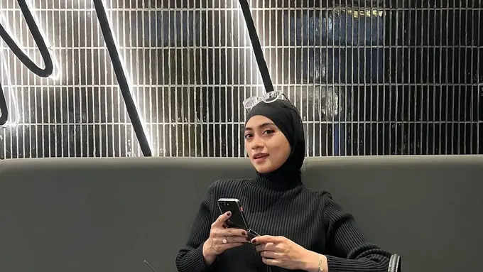Inspirasi Outfit Ala Ayudia Bing Slamet, Si Penggemar Outfit Hitam (Instagram/@ayudiac)