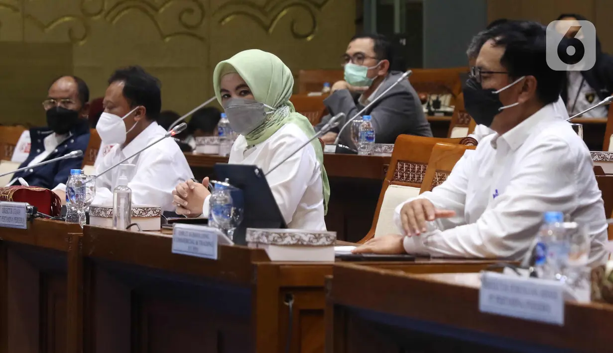 Dirut PT Pertamina (Persero) Nicke Widyawati (tengah) mengikuti Rapat Dengar Pendapat (RDP) dengan Komisi VII DPR di kompleks Parlemen, Senayan, Jakarta, Senin (5/4/2021). RDP tersebut membahas kebakaran tangki minyak milik Pertamina RU VI Balongan, Indramayu, Jawa Barat. (Liputan6.com/Angga Yuniar)
