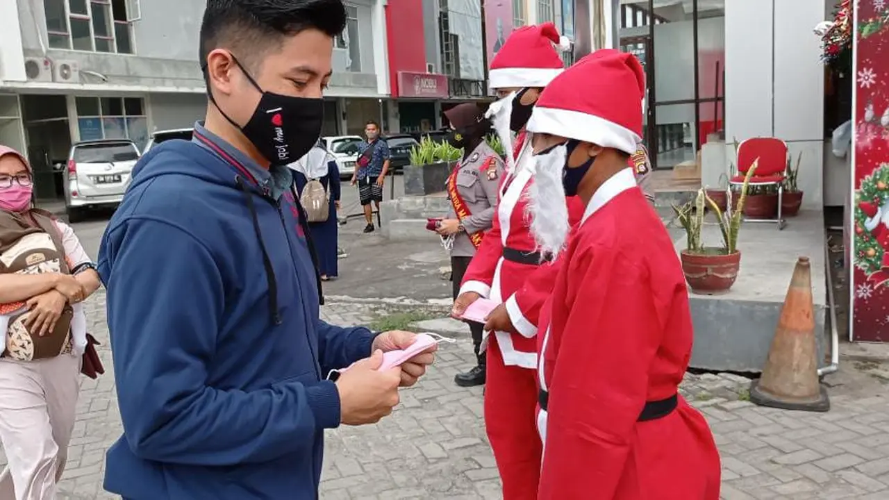 Puluhan Santa Claus Bagikan Masker di Gorontalo Perangi Covid-19 Foto: Ist (Arfandi Ibrahim/Liputan6.com)