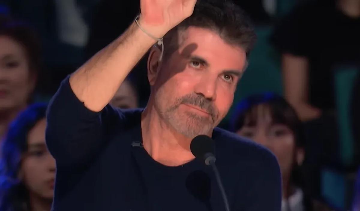 Setelah itu giliran Simon Cowell yang memberikan komentarnya. Simon Cowell mengaku menyukai suara Cakra Khan.