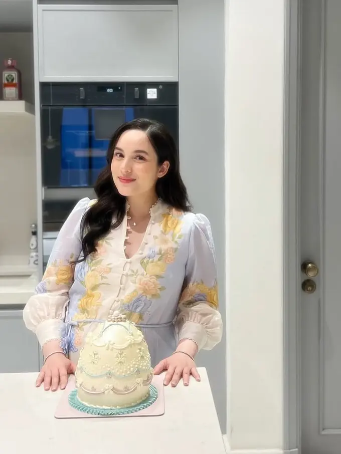 Chelsea Islan Tampil Menawan dengan Floral Dress Saat Dapat Kejutan Baby Shower dari Jessica Mila dan Sahabat