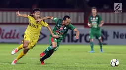 Pemain Bhayangkara FC, Adam Alis (kiri) berebut bola dengan Rachmad Hidayat (PSMS) pada lanjutan Go-Jek Liga 1 Indonesia bersama Bukalapak di Stadion PTIK, Jakarta, Jumat (3/8). Babak pertama Bhayangkara unggul 2-0. (Liputan6.com/Helmi Fithriansyah)