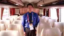 Slamet Riyadi bertugas sebagai salah satu sopir bus untuk awak media selama Piala Dunia FIBA 2023. Tugasnya mengantar dan menjemput para jurnalis asing yang menginap di Hotel Century menuju Indonesia Arena. Slamet sendiri sehari-hari adalah seorang pengemudi bus. (Bola.com/Bagaskara Lazuardi)