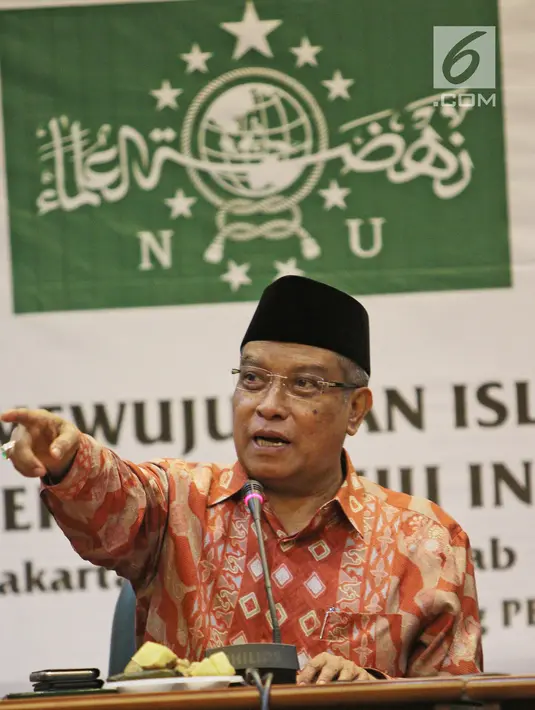Ketum PBNU KH. Said Aqil Siradj memberi keterangan di kantor PBNU, Jakarta, Jumat (23/3). Pertemuan membahas implementasi Islam yang damai dan toleran menuju Indonesia berkeadilan dalam menyongsong tahun politik. (Liputan6.com/Herman Zakharia)