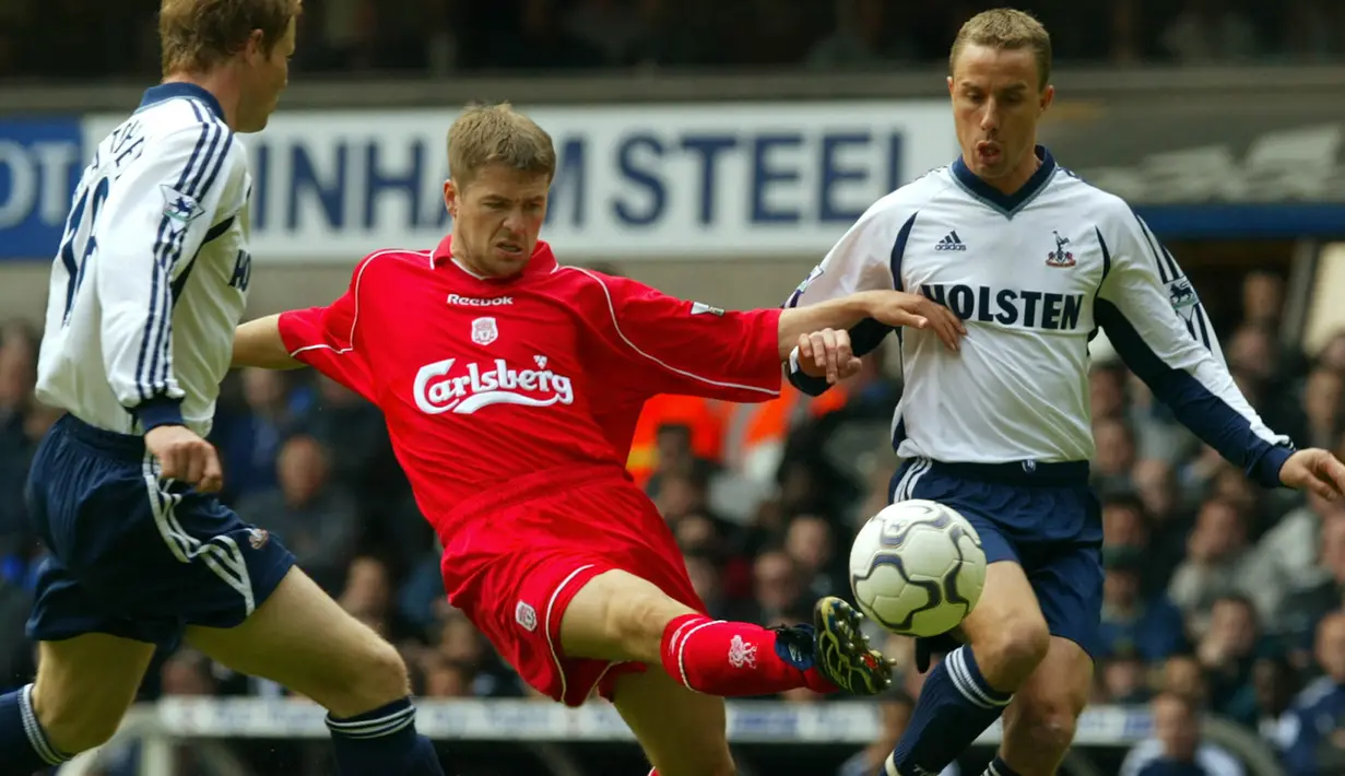 Michael Owen. Striker Inggris berusia 42 tahun yang pensiun pada Juli 2013 bersama Stoke City ini berseragam Liverpool selama 8 musim mulai 1996/1997 hingga 2003/2004. Ia berhasil meraih penghargaan Sepatu Emas Liga Inggris sebanyak 2 kali secara berurutan. (AFP/Odd Andersen)