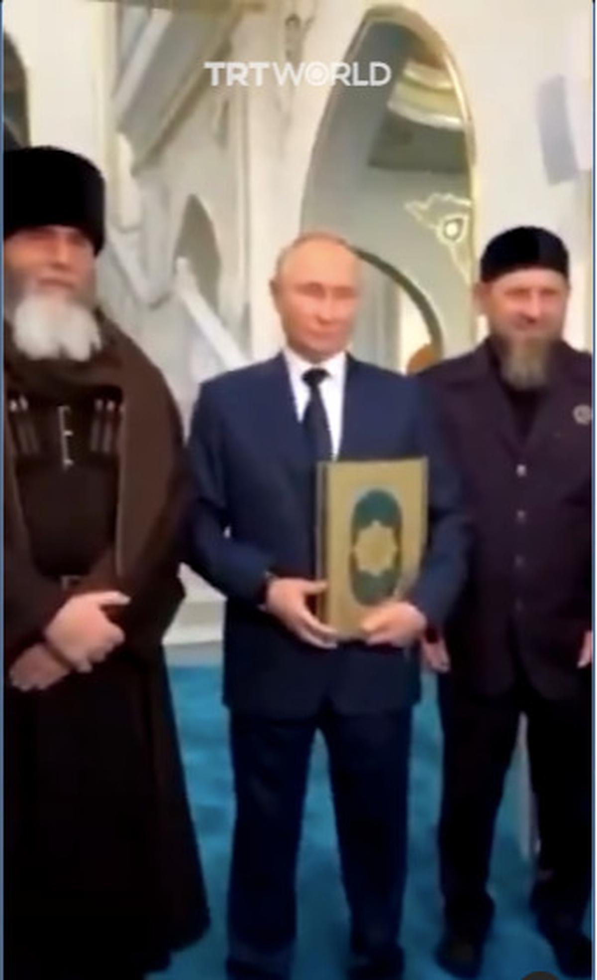 Momen Presiden Putin Masuk Masjid Lalu Cium & Peluk Alquran, ini Videonya
