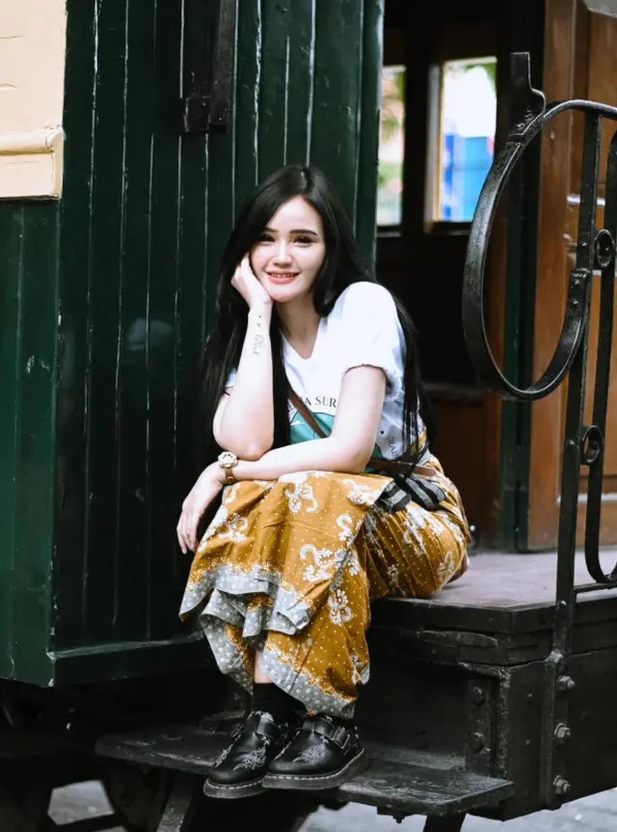9 Gaya Fanny Soegi dengan Rok Batik, Anggun dan Kekinian
