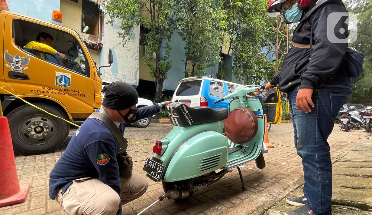 Komunitas Vespagraphy melakukan uji emisi kendaraan di Laboratorium Tanah dan Jalan Dinas Bina Marga, Jakarta Timur, Rabu (17/11/2021). Uji emisi diselenggarakan Dinas Lingkungan Hidup DKI Jakarta. (merdeka.com/Imam Buhori)
