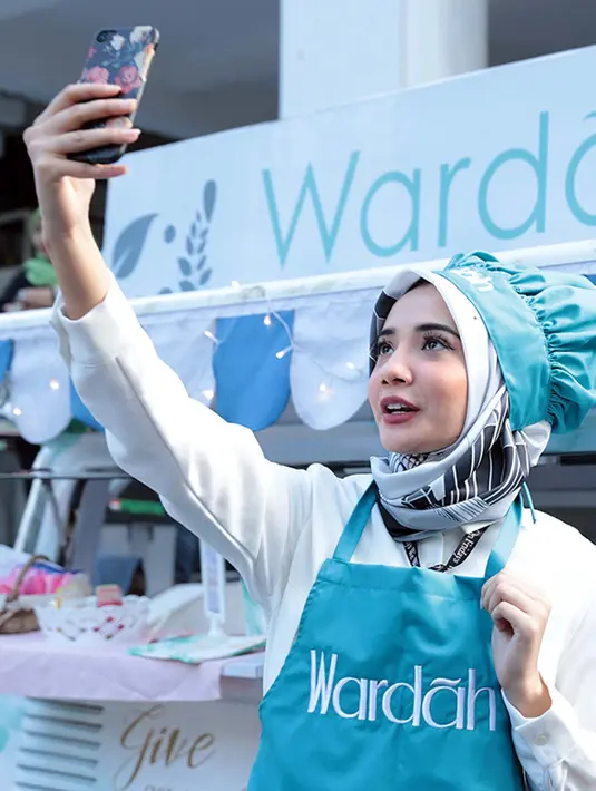 Lantaran kesibukannya, dan sudah janji buka bersama dengan sang suami, Irwansyah, Zaskia tidak bisa berlama-lama dihalaman Masjid Cut Mutia membagikan takjil. (Deki Prayoga/Bintang.com)