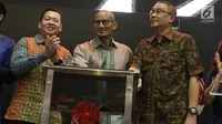 Wakil Gubernur DKI Jakarta Terpilih, Sandiaga Uno (tengah) membuka perdagangan saham di Bursa Efek Indonesia (BEI), Jumat (2/6). Sandi juga meluncurkan program OK OCE Stock Center yang telah diresmikan pada April 2017 lalu. (Liputan6.com/Angga Yuniar)