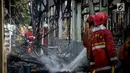 Petugas melakukan pendinginan pada Stasiun Klender, Jakarta Timur, yang terbakar, Jumat (19/5). Akibat kebakaran, operasional naik-turun penumpang kereta api listrik (KRL) di stasiun itu dihentikan untuk sementara waktu. (Liputan6.com/Faizal Fanani)