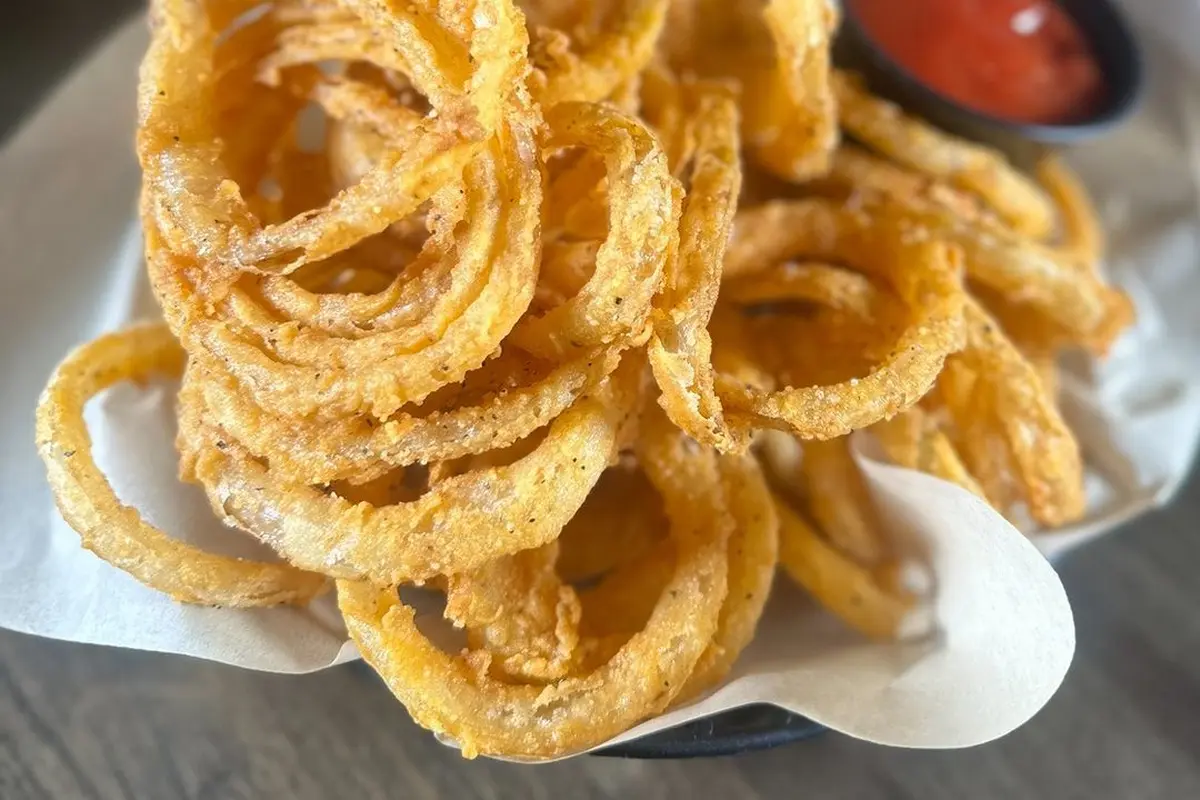 Pakai 1 Bahan Minuman, Ini Cara Bikin Onion Ring Garing dan Tahan Lama