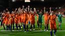 Lieke Martens (keempat kiri) merayakan timnya melaju ke semifinal UEFA Women Euro 2017 usai mengalahkan Inggris 3-0 di Stadion FC Twente, di Enschede (3/8). (AFP Photo/John Thys)